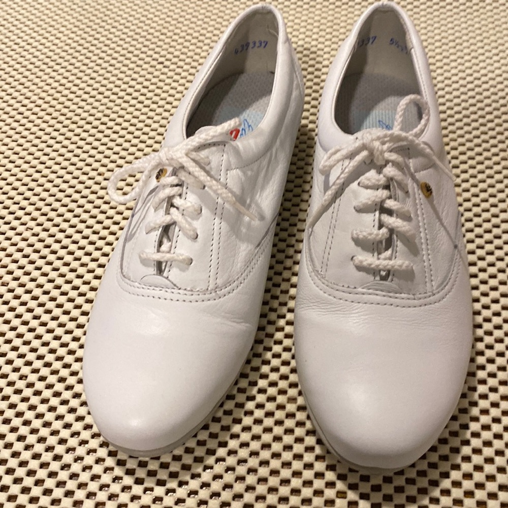 Easy Spirit women’s white leather Motion Lace Up oxford. Size 5.5.